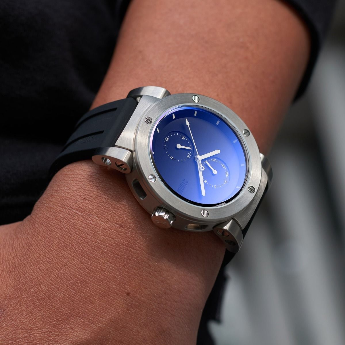 STORM HYDRON V2 RUBBER LAZER BLUE WRIST 1